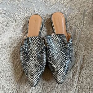 Banana Republic snakeskin mules slip on flats pointed toe
Black white Gray 8.5